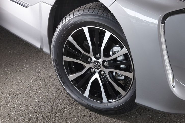 ツートンカラー仕様の「エスティマ」には、ブラック塗装を施した切削光輝17インチアルミホイールが組み合わされる。