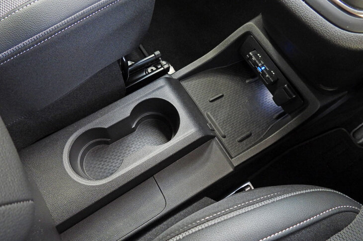 パーキングブレーキの電動化（＝ブレーキレバーの廃止）で、劇的に使いやすくなったセンターコンソール。ちょっと位置が低すぎるけど、前席ウオークスル―のしやすさを思えば、それも納得できる。