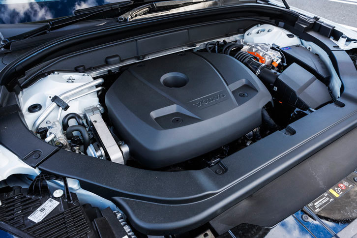 「T8 Twin Engine AWDインスクリプション」のパワーユニット。JC08モードの燃費値は15.7km/リッターとなっている。