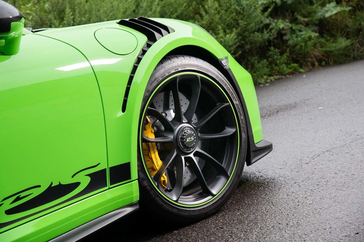 フロントフェンダー上部のエアアウトレットはホイールハウス内の圧力上昇を抑制し、ダウンフォース増大に寄与する。