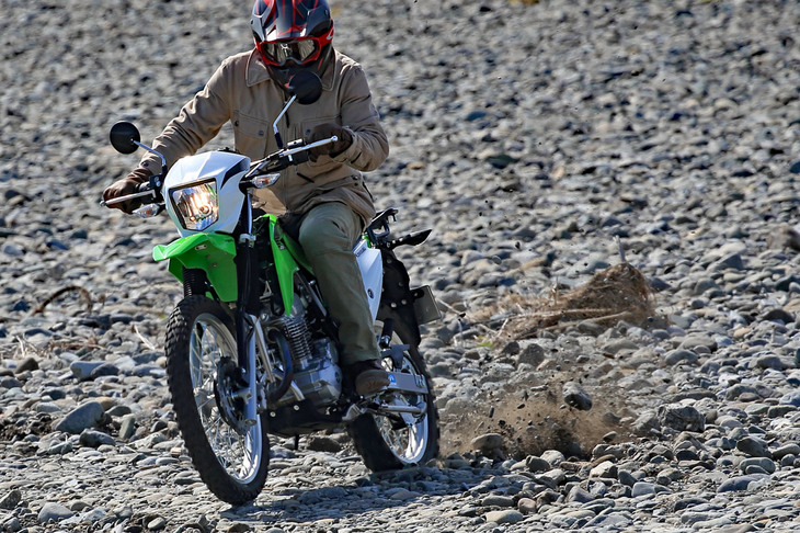 車両骨格には、オフロード走行を最優先に開発したコンパクトなツインスパーフレームを採用。高い操縦安定性を実現している。