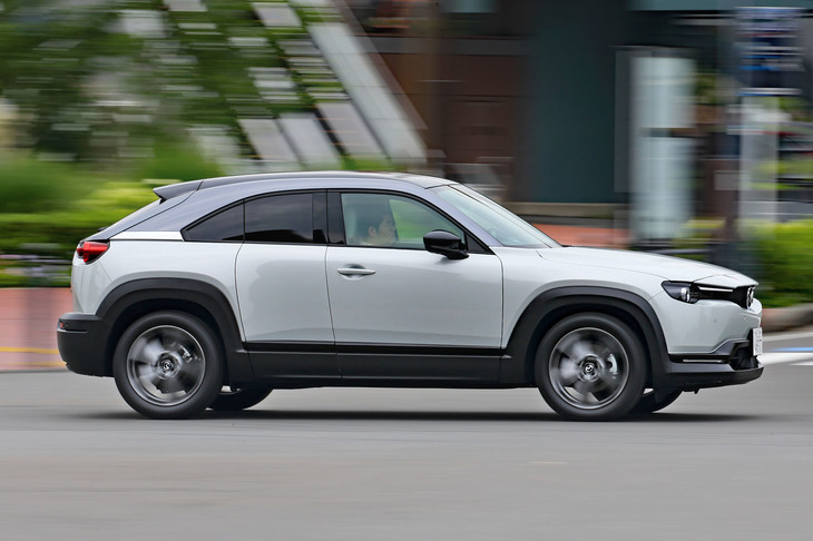 「フリースタイルドア」の操作性やインテリアの仕立てなどに新しい提案がみられる「マツダMX-30」だが、その走りは、むしろ古典的な“操る楽しさ”を強く感じさせるものだった。