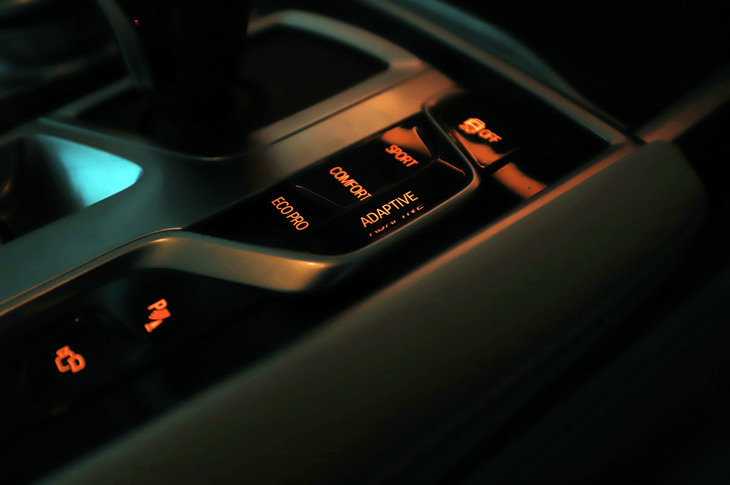 ドライブモードセレクターの操作はスイッチ式。「スポーツ／スポーツプラス」「コンフォート」「エコ プロ」に、走行状況に応じてモードを自動的に切り替える「アダプティブ」を加えた、都合5種類のモードが用意される。