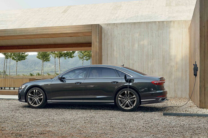 最高出力340PSの3リッターV6エンジンと同136PSのモーターを組み合わせ、システム最高出力462PS、同最大トルク700N・mを発生。