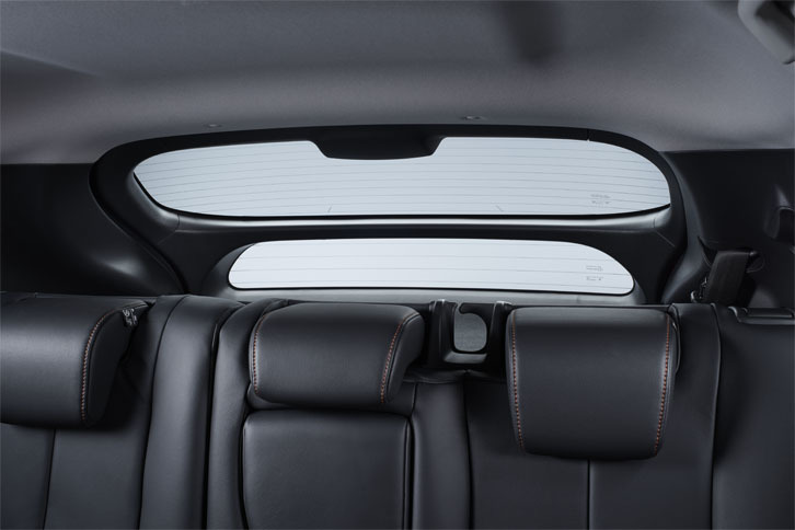 クーペフォルムを採用すると、後方視界の悪化が懸念される。「エクリプス クロス」ではリアウィンドウを上下2段にすることによって後方視界を確保している。