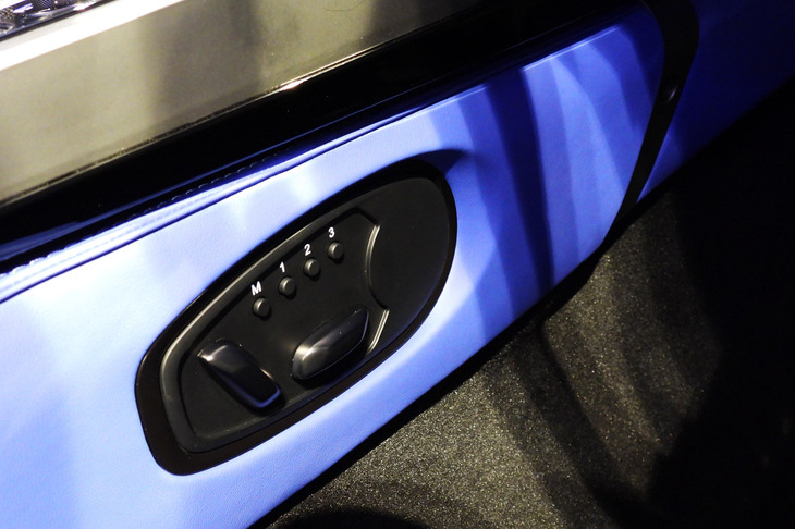 アストンマーティン・ヴァンキッシュ ヴォランテ（パワーシートのスイッチパネル）