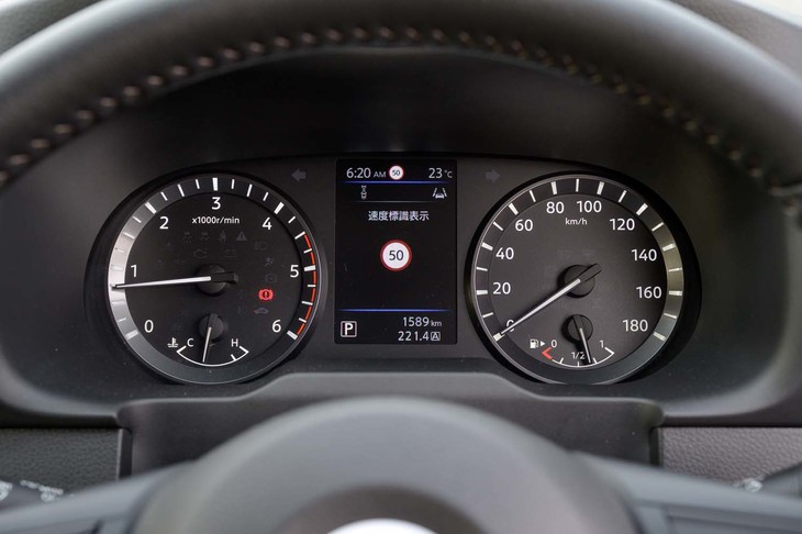 メーターパネルのセンターには5インチのカラー液晶が搭載された。ご覧のとおり標識認識機能が付いている。