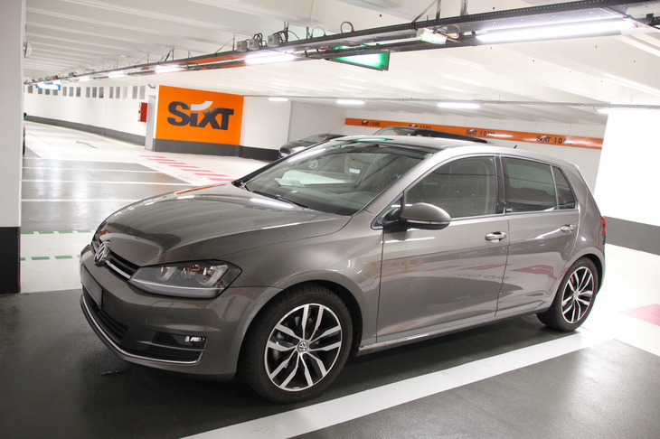 2017年秋、フランス・パリで借りたレンタカー。本来は最低グレードを予約していたのだが当該車両がなかったため、同料金で「フォルクスワーゲン・ゴルフ7」という、2階級特進が実現した。残念ながらその後、柳の下にドジョウはいない。