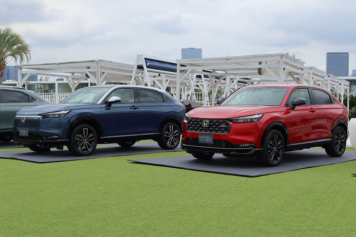 ヴェゼルe：HEV Z PLaYパッケージ（写真左）とヴェゼルe：HEV RS（同右）。