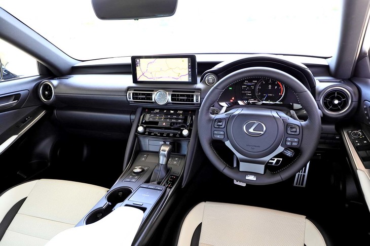 インテリアは、インストゥルメントパネルやダッシュボードの形状を変更することで水平方向の広がりを強調。スポーティーなデザイン要素として、円形のエアコン吹き出し口が与えられている。