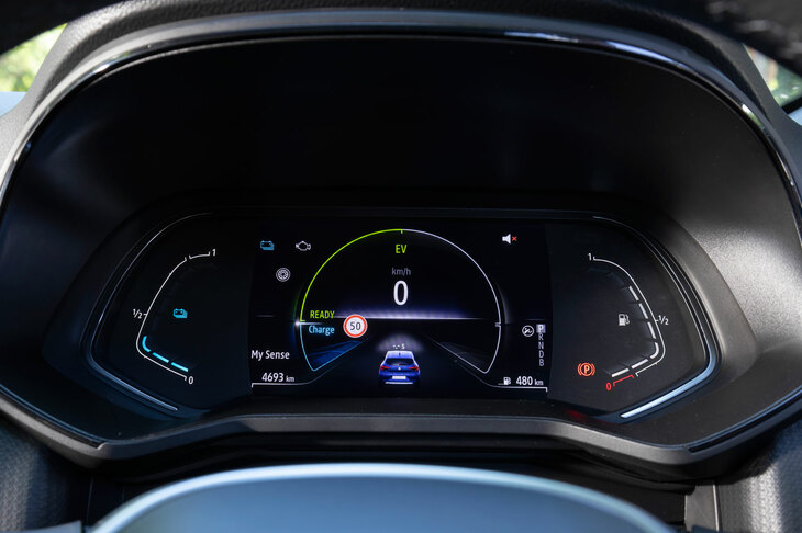 7インチのデジタルインストゥルメントパネル（液晶メーター）には、エネルギーフローメーターなど「E-TECHハイブリッド」専用の表示を採用している。