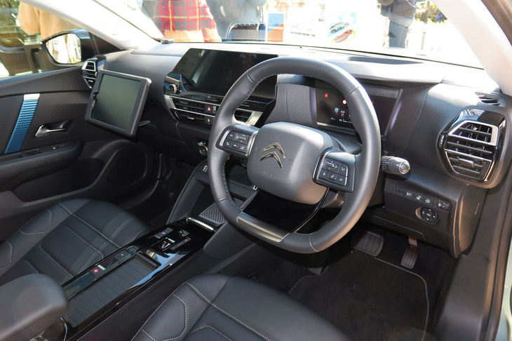 シトロエンE-C4エレクトリック（インストゥルメントパネルまわり）