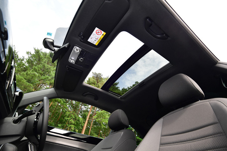 開放感を演出したいなら、電動パノラマスライディングルーフ（オプション）を選ぶことも可能。