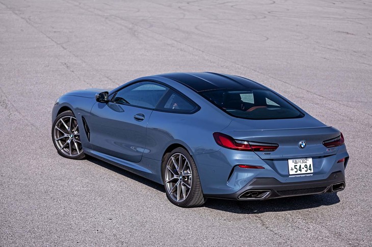 ボディーの素材には内部構造部材としてカーボンファイバー、外装パネルにアルミニウムを使用。部位ごとに使用素材を吟味し、堅牢（けんろう）で高剛性なボディーを構築したという。車両重量は1990kgとなっている。