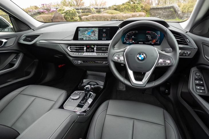 黒を基調とした落ち着いた雰囲気のインテリア。試乗車のトリムはイルミネーションが内蔵されたオプションで、「プレイ」グレードでは、通常はシルバーの装飾パネルが装備される。