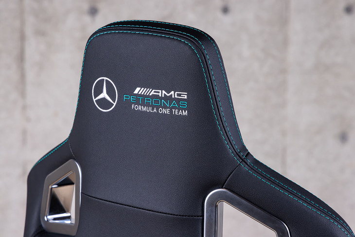 ヘッドレストの背面にも「AMG PETRONAS FORMULA ONE TEAM」ロゴとスリーポインテッドスターの刺しゅうが入る。従来モデルの「エピック メルセデスAMGペトロナス モータースポーツエディション」から、表皮をはじめロゴやシートバックデザイン、キャスターのカラーなどいくつかのアップデートが施されている。