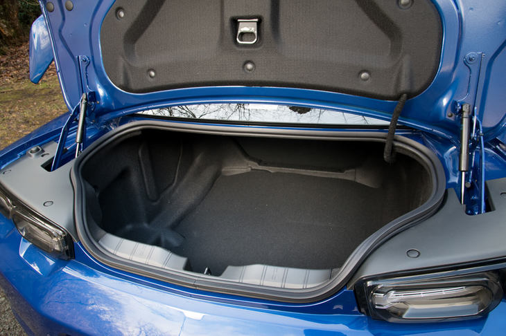 トランクルームの容量は257リッター（米国仕様）。トランクリッドの内側には、万が一閉じ込められた際に内側からリッドを開けるための取っ手が設けられている。