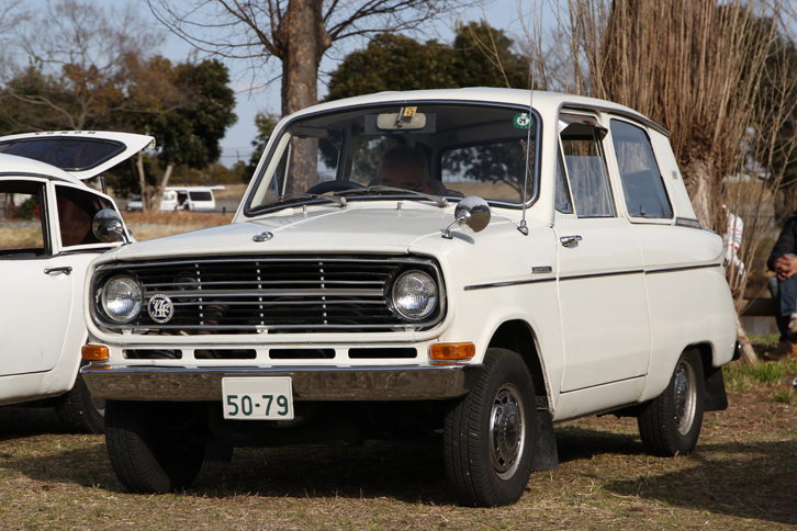 1968年「三菱ミニカ デラックス」。軽商用バンの「三菱360」をベースに、1962年に登場した三菱初の軽乗用車だった初代ミニカの最終型。独立したトランクルームを備えた、当時の軽では珍しい3ボックスボディーのフロントに空冷2ストローク2気筒エンジンを搭載、後輪を駆動するという平凡だが堅実な設計。