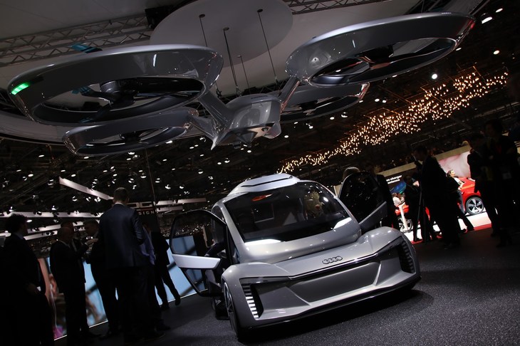 イタルデザインがアウディやエアバス・インダストリーとともに開発した2018年の「ポップアップ・ネクスト」はカーモジュールとフライトモジュールを組み合わせる提案だった。