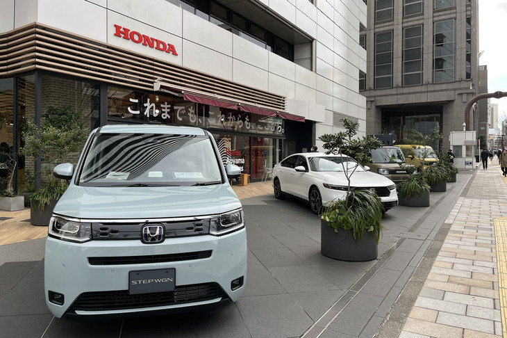 交差点を行き交うクルマや人の見通しをよくするため、建物は敷地の境界線から大きくセットバック。普段、最新モデルが展示されるこのスペースは、災害時に炊き出しのスペースなどに活用できるようガスや水道の設備も備わっている。