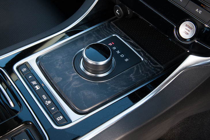 丸いシフトセレクターが目を引くセンターコンソール。走行モードの切り替えやトラクションコントロールのカットなどは、ここに配されたスイッチで操作する。