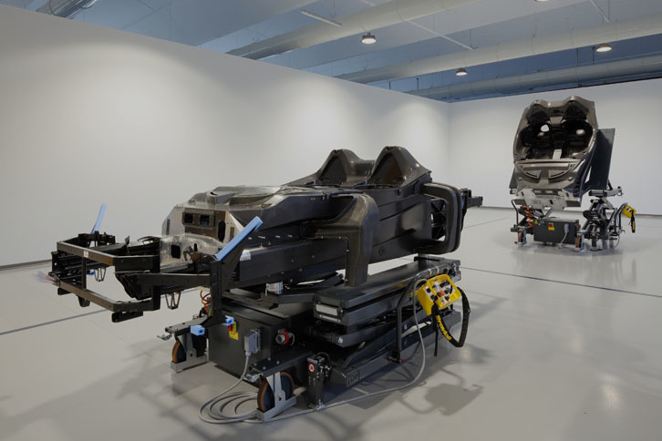 カーボン製センターモノコックに前後アルミニウム製のサブフレームという、今最もポピュラーなスポーツカーレイアウトを採用する。