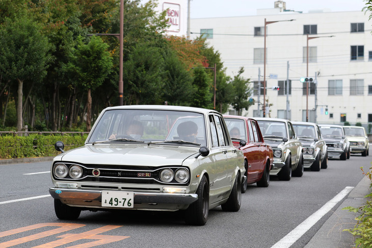 「100人でS20を語ろう！」の会場であるイオンモールむさし村山の駐車場に入ろうという参加車両。いわゆるハコスカの「2000GT-R」である。