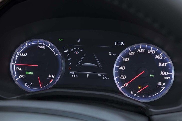 メーターパネルは、目盛りの数字が浮き上がって見えるデザインと鮮やかな色使いが特徴。センターには大型のインフォメーションディスプレイが配される。