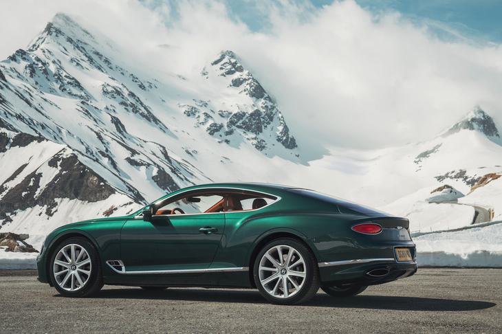 新型「コンチネンタルGT」では、フロントアクスルを先代比で135mm前方に移動。“ロングノーズ・ショートデッキ”のスタイリングがこれまで以上に強調されている。