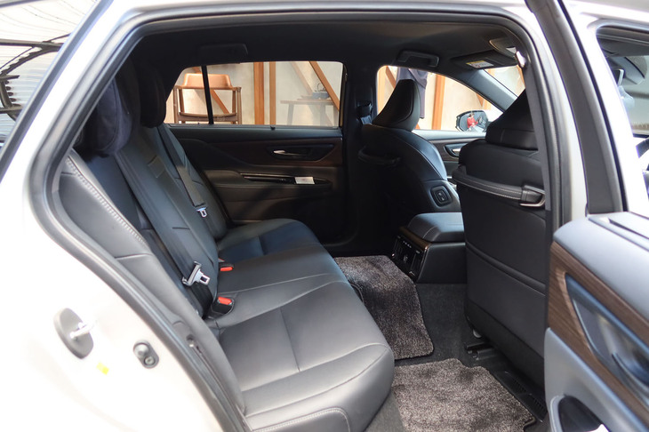 トヨタ・クラウン セダン（リアシート）