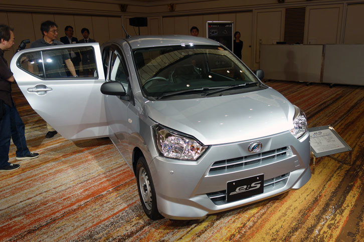 ビジネスユースを想定した「B“SA III”」。集中ドアロックが新たに採用されるなど、その仕様は従来モデルと比べ、より実用シーンに即したものとなった。（写真＝webCG）