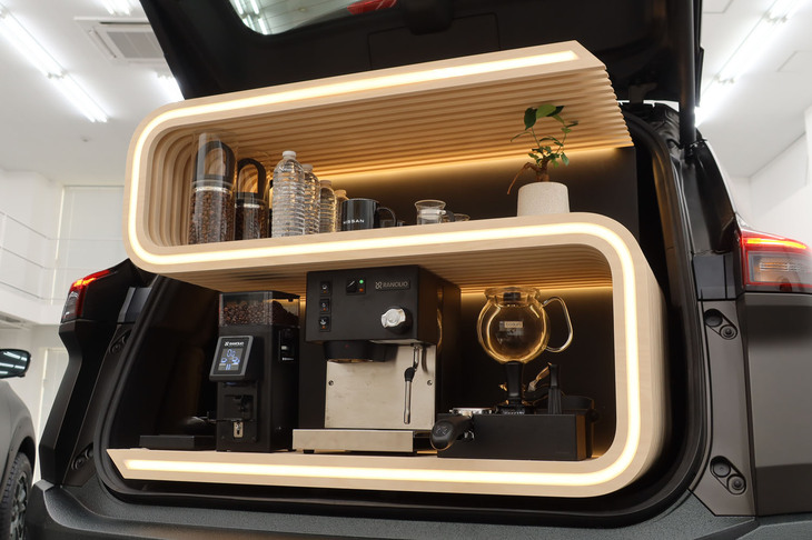 日産エクストレイル アンワインドコンセプト（ラゲッジスペースに配置された伊ランチリオのエスプレッソマシン）