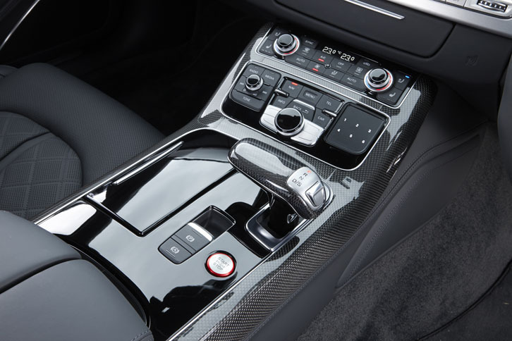 カーボン製のパネルでおおわれたセンターコンソール。T字型のシフトセレクターが目を引く。