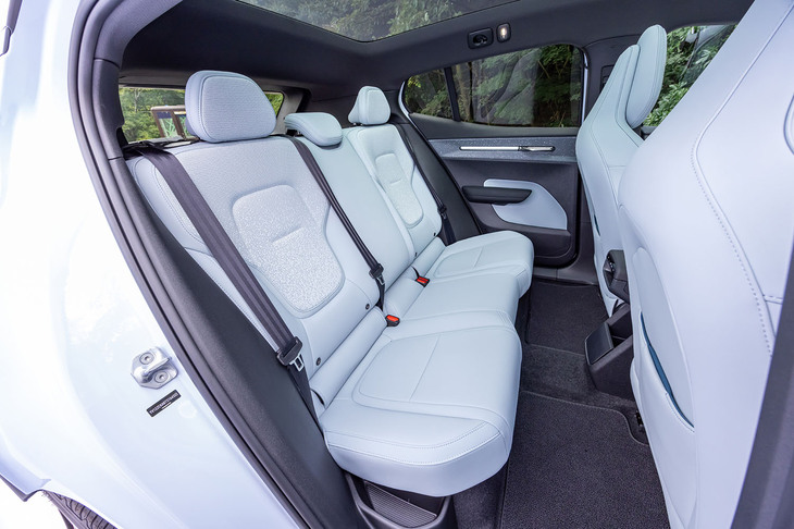 後席スペースは、後輪駆動モデルの「EX30」と同じく、広くはないが大人がきちんと座れる空間が確保されている。背もたれには60：40の分割可倒機構が備わり、積載物に合わせてアレンジが可能だ。