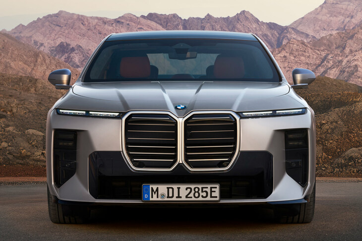 2026年4月に発表された「BMW 7シリーズ」のマイナーチェンジモデル。デザイナー人事の刷新で将来を危ぶまれた“鼻でかキドニー”だが、もうしばらくは安泰のようだ。