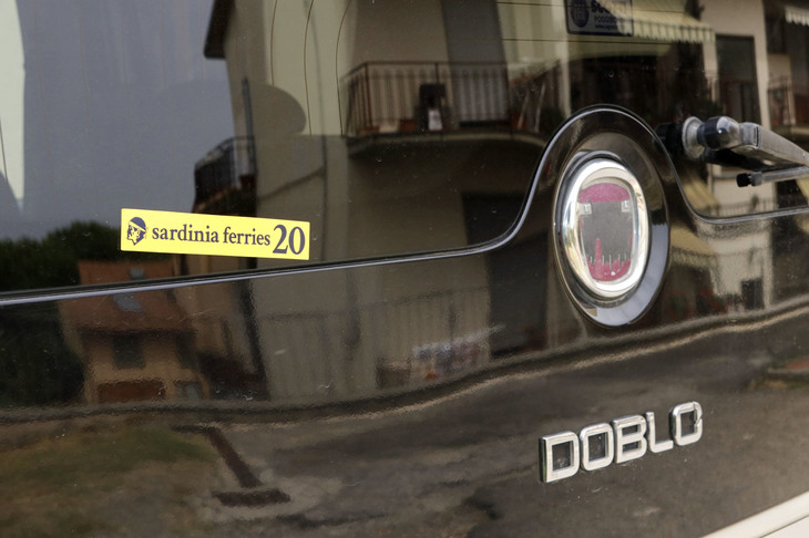 リアウィンドウには、2020年にサルデーニャ島行きフェリーに乗船したときのステッカーが。
