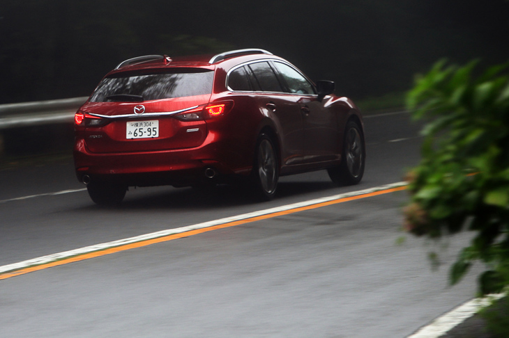 滑らかで応答感の良いハンドリングの実現を目指し、フロントダンパーの大径化とリアサスペンションの構造の一新を実施した。さらに専用タイヤを採用し、走りの質感アップと乗り心地を改善したという。