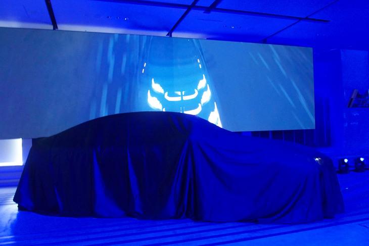 「BMW 2シリーズ グランクーペ」の発表イベントで、アンベールを待つ車両。