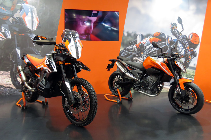 「KTMアドベンチャー790」（左）と「KTM790デューク」（右）。