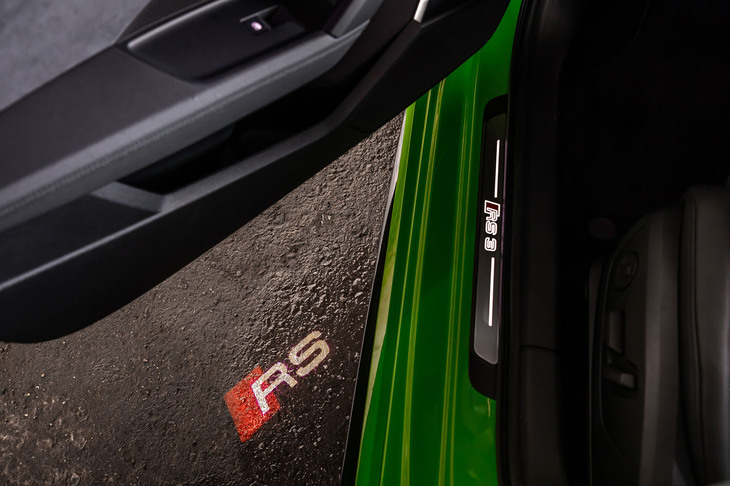 「RS 3」のロゴ入りドアシルプレートを標準で装備。ドアエントリーライトは「RS」のロゴを地面に投影する。