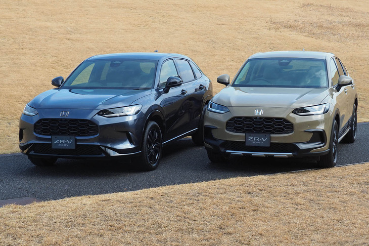 「ZR-V e：HEV Zブラックスタイル」（写真左）と「ZR-V e：HEV Zクロスツーリング」（同右）。