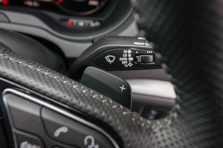 ステアリングホイールにはシフトパドルが備わる。