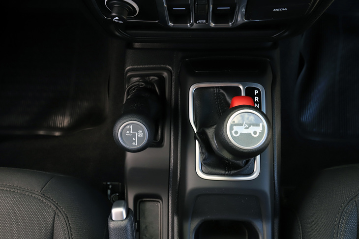 センターコンソールにそびえる「850RE」型トルコン式8段ATのシフトレバー（右）とトランスファーレバー（左）。トランスファーレバーの操作は固めで、なかなかの“力仕事”となる。