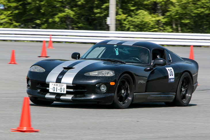 パイロンでできた特設コースをぶっ飛ばす、われらが「ダッジ・バイパー」。普段はホントに、気持ちのいいクルマなんですよ。