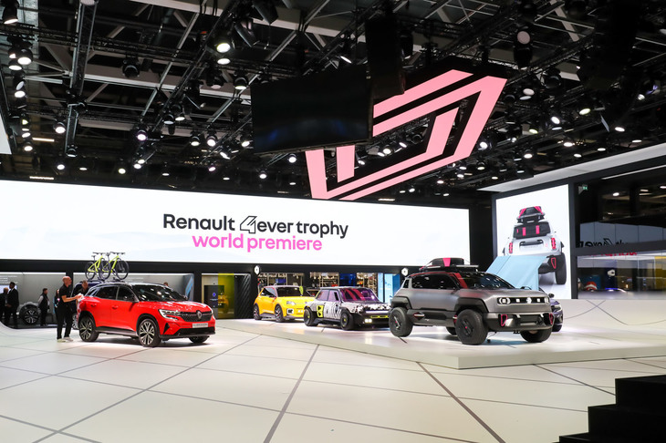 ルノーの展示ブースではワールドプレミアの「コンセプト4エバー トロフィー」に「R5ターボ3E」「プロトタイプR5」と、3台のコンセプトモデルがひな壇に立っていた。見方によっちゃ「昔の名前で出ています」なんだけど、孫に同じ名前をつけたような雰囲気かなあ。