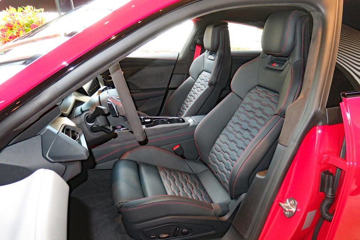 アウディRS e-tron GT（フロントシート）