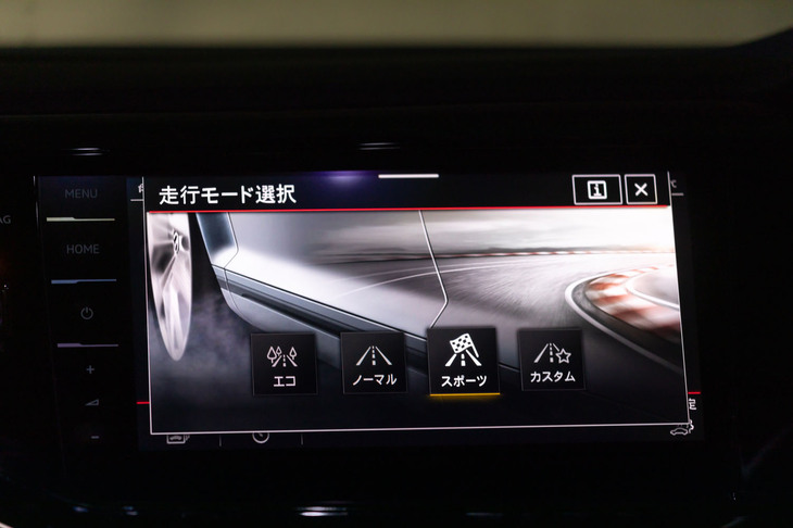 ドライブモードは「エコ」「ノーマル」「スポーツ」「カスタム」の全4種類。