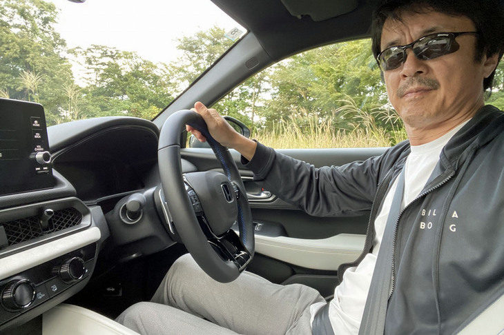 運転席に座ると、思ったより座面が高くて視界がいい。これくらいの視点なら、視力・視界が衰える一方の中高年でも、日常的に乗れそうだ。