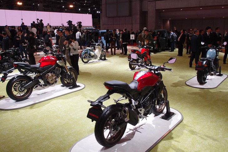 市販オートバイの展示。来場者は気軽にまたがり、乗車感覚を試すことができる。