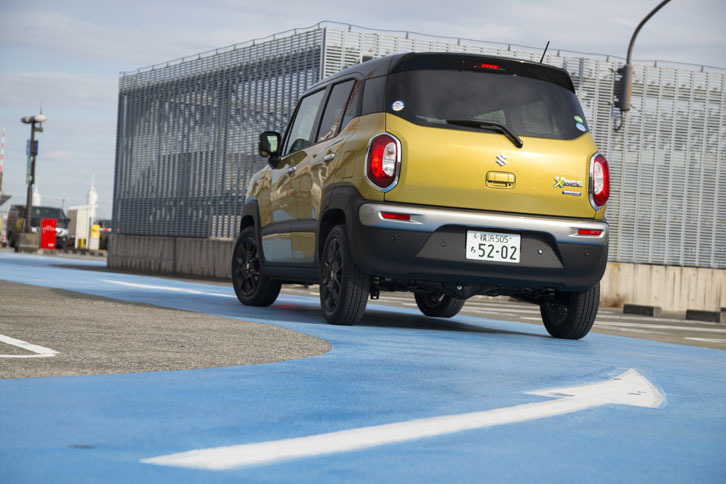 全11種類という豊富なカラーバリエーションも「クロスビー」の魅力。テスト車のようなツートンカラーだけでなく、ドア下部に別色のスプラッシュガードを追加した3トーンカラーも用意されている。